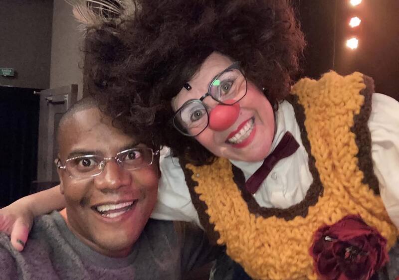 Douglas Dias ao lado de uma palhaça convidada